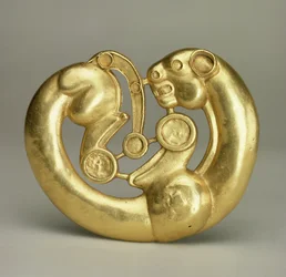 紀元前7-6世紀アルタイ出身のピーターIのシベリアコレクションの胸プラーク（金）
